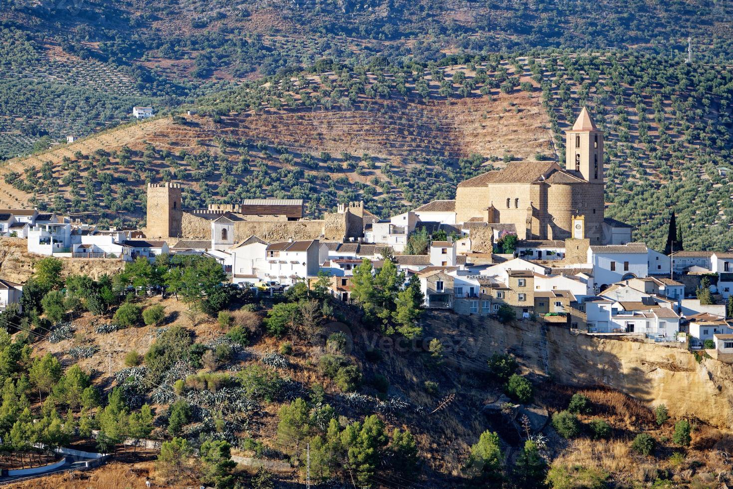 vue sur les villages blancs d'iznajar d'andalousie en espagne. destination touristique. jours fériés et vacances. photo