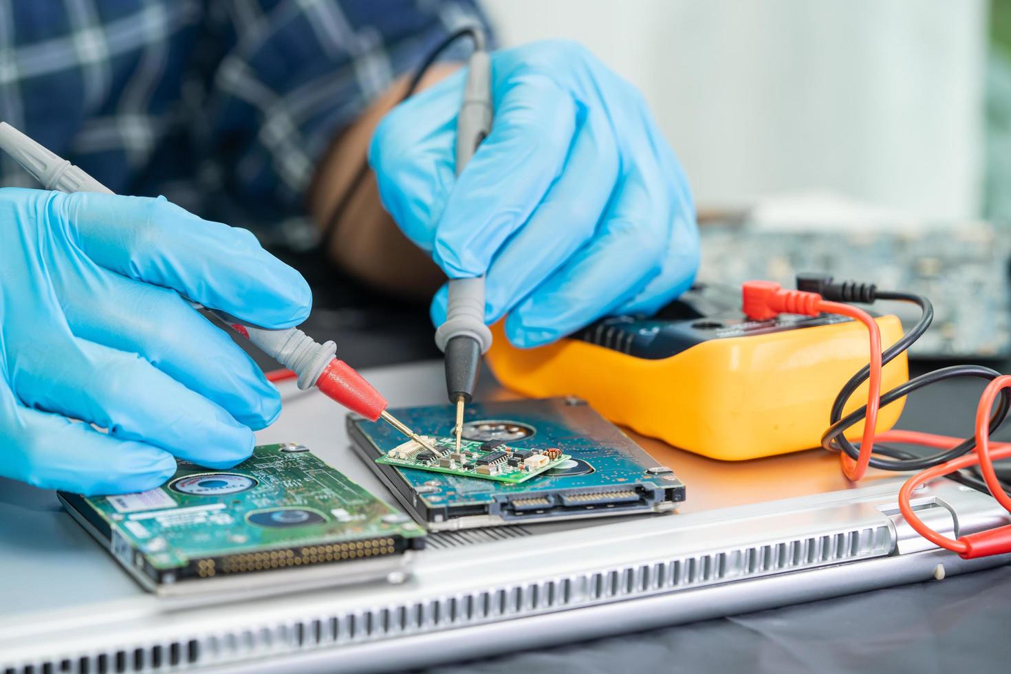 technicien réparant l'intérieur du téléphone portable en fer à souder. circuit intégré. le concept de données, de matériel, de technologie. photo