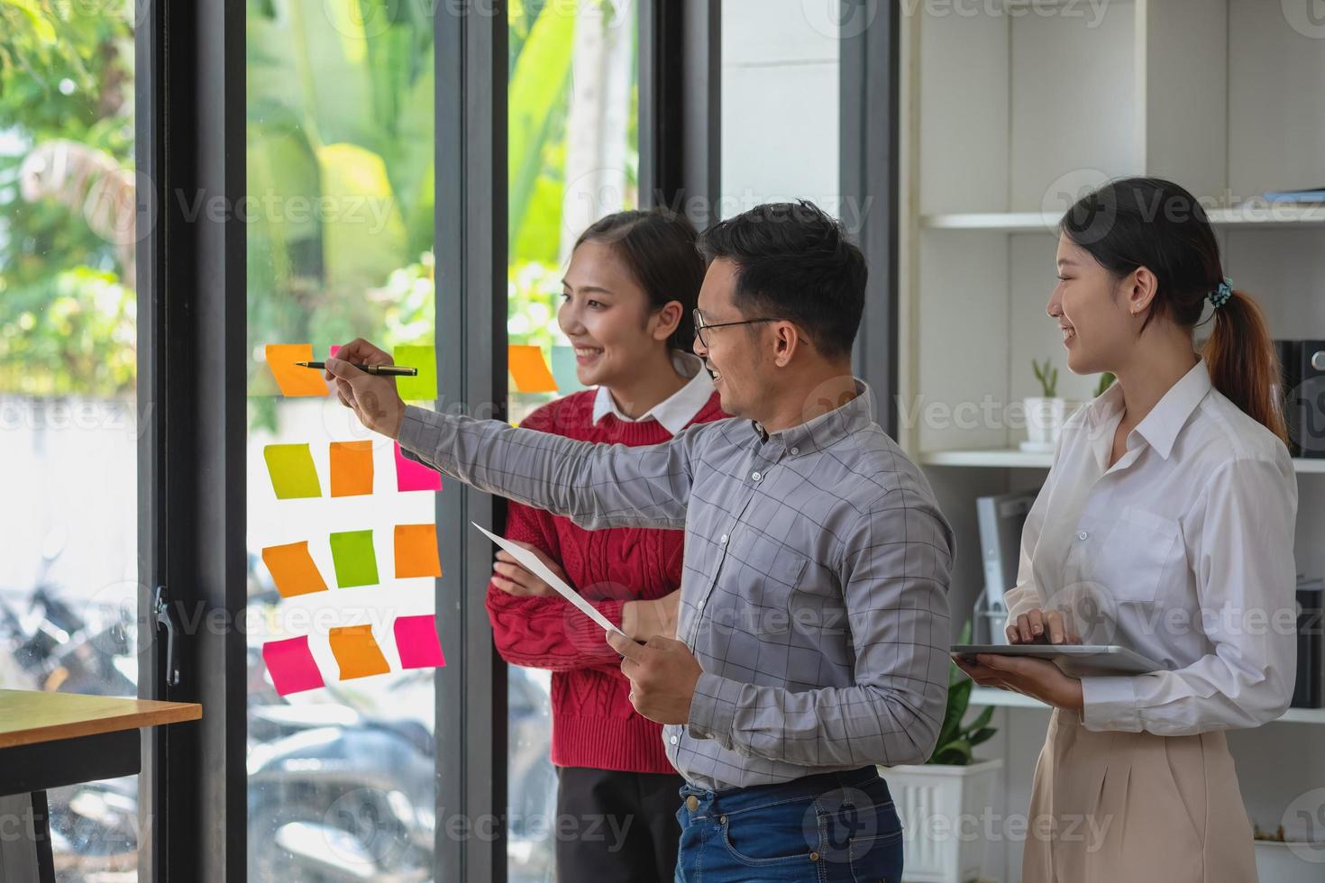 comptable, homme d'affaires, l'entreprise est une équipe de spécialistes du marketing analyse l'entreprise est des bénéfices à l'aide de graphiques et de calculatrices d'ordinateur portable. photo