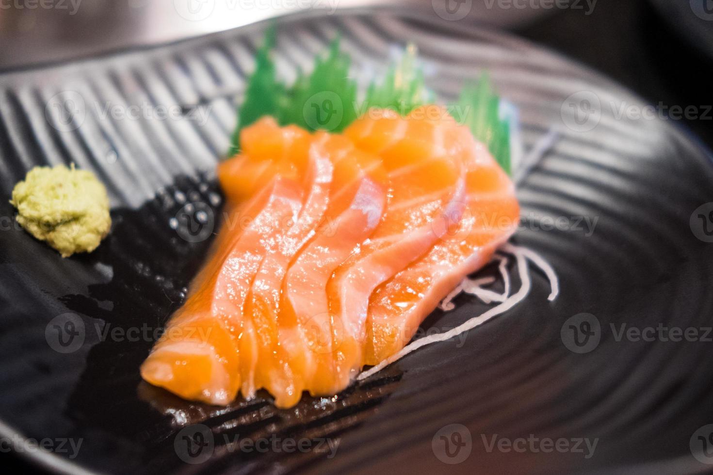 sashimi de saumon au wasabi photo