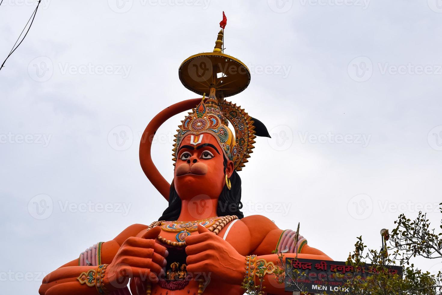 grande statue de lord hanuman près du pont du métro de delhi situé près de karol bagh, delhi, inde, lord hanuman grande statue touchant le ciel photo