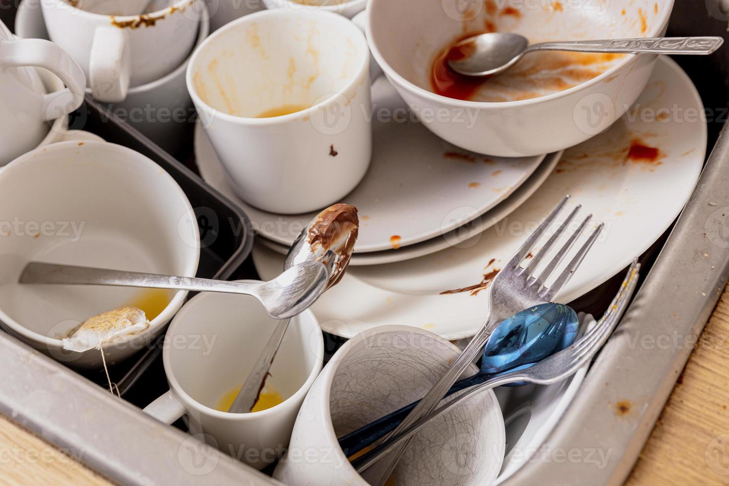 tas de vaisselle sale et non lavée dans l'évier. désordre dans la cuisine. ustensiles de cuisine, assiettes et tasses sales. chaos à la maison. paresse. appartement encombré. couverts et vaisselle en désordre. photo