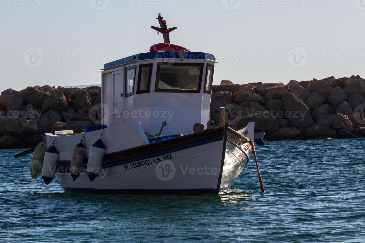 bateaux de pêcheurs traditionnels de la grèce photo