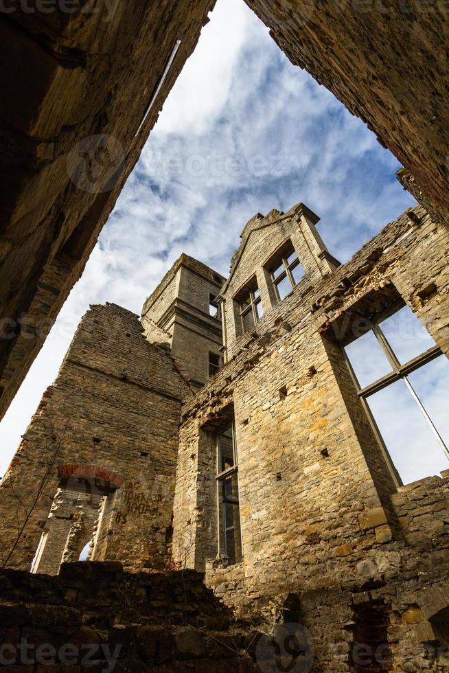 ruines du manoir en estonie par une journée ensoleillée photo