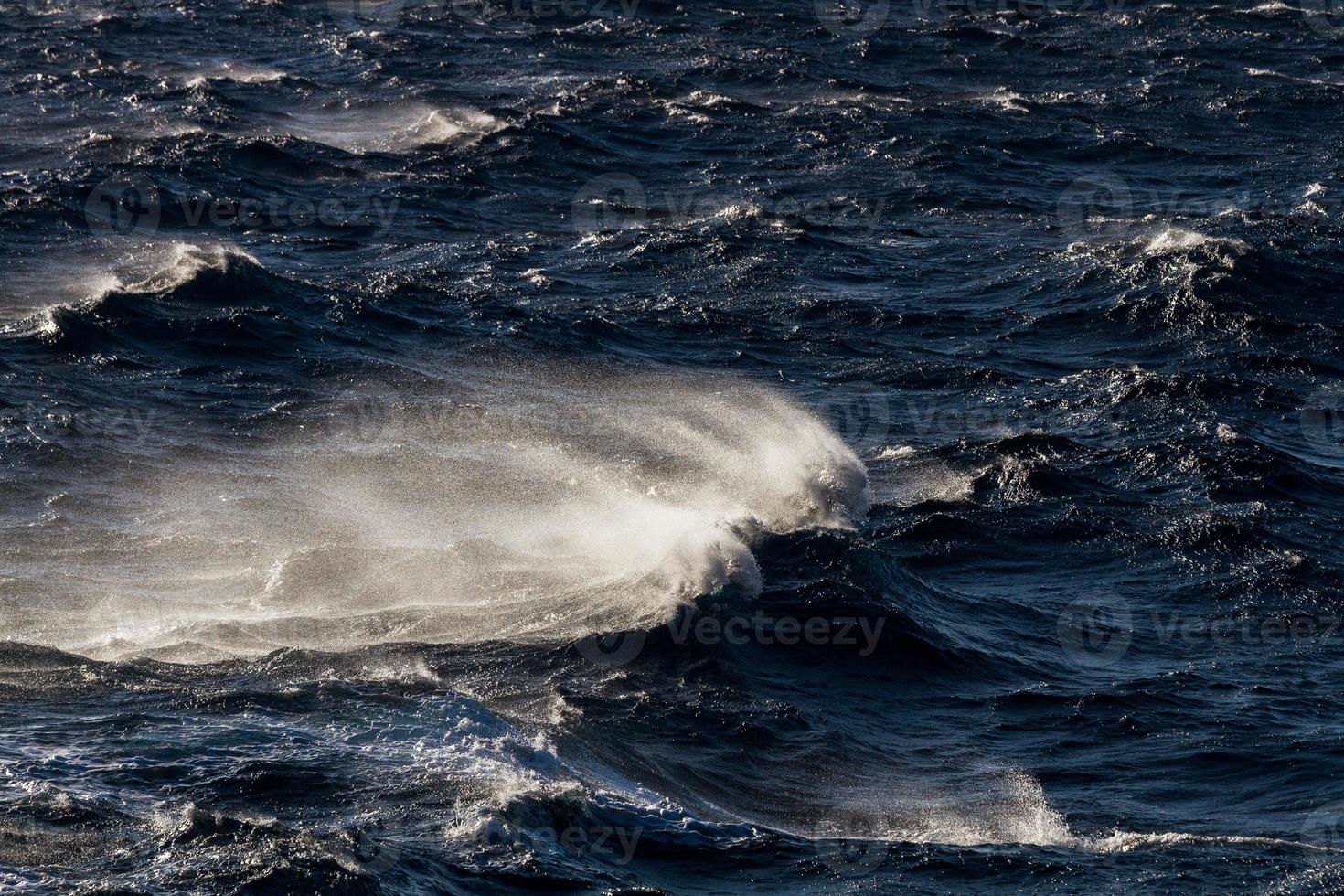 vagues dans la mer méditerranée photo