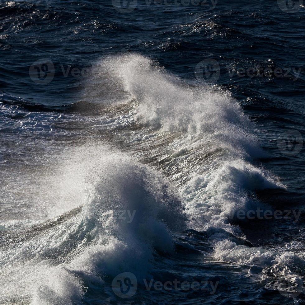 vagues dans la mer méditerranée photo