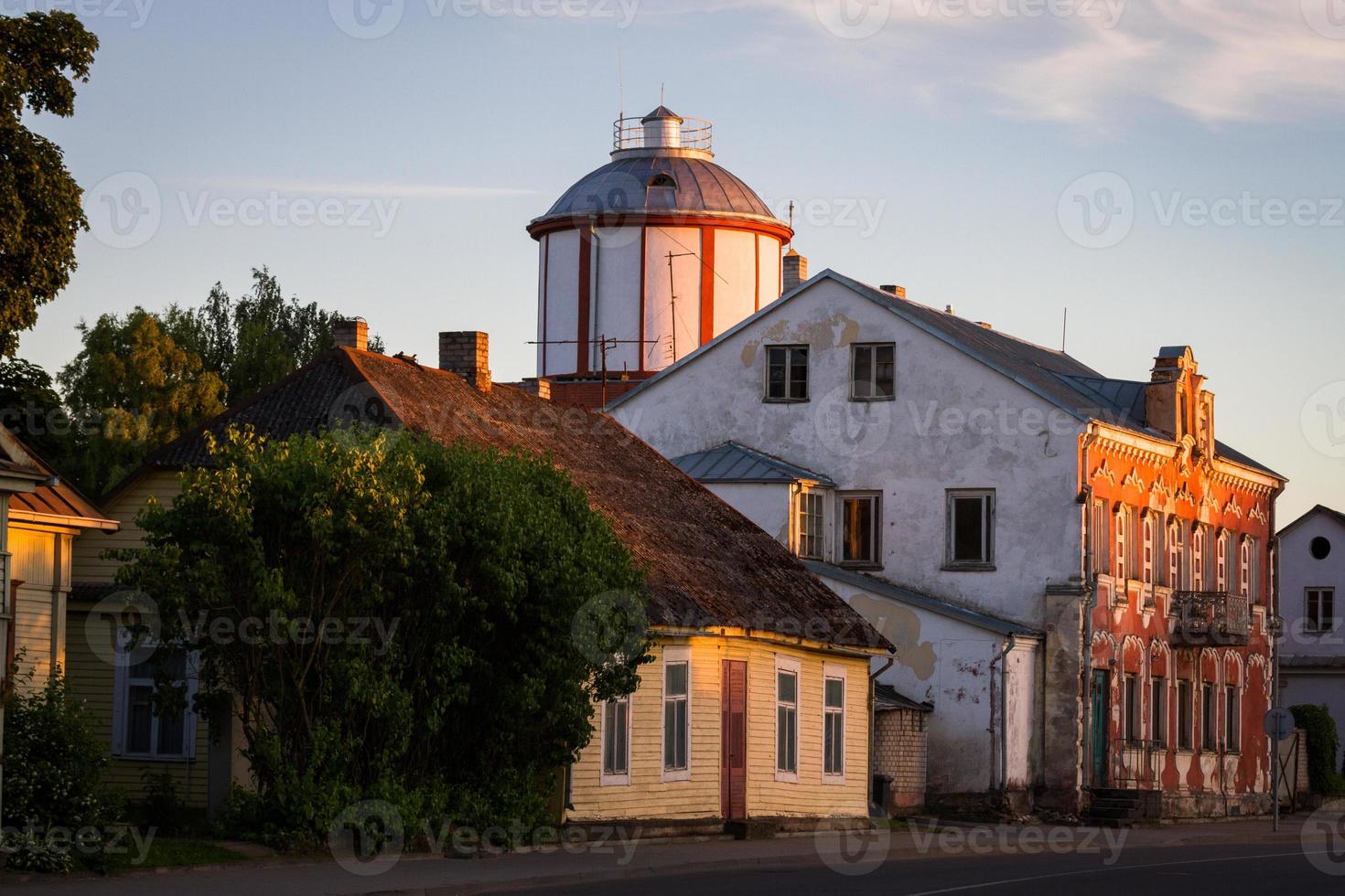 vieille ville d'ukmerge en soirée d'été photo