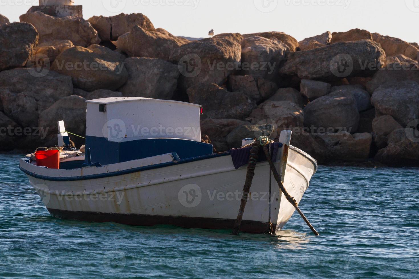 bateaux de pêcheurs traditionnels de la grèce photo