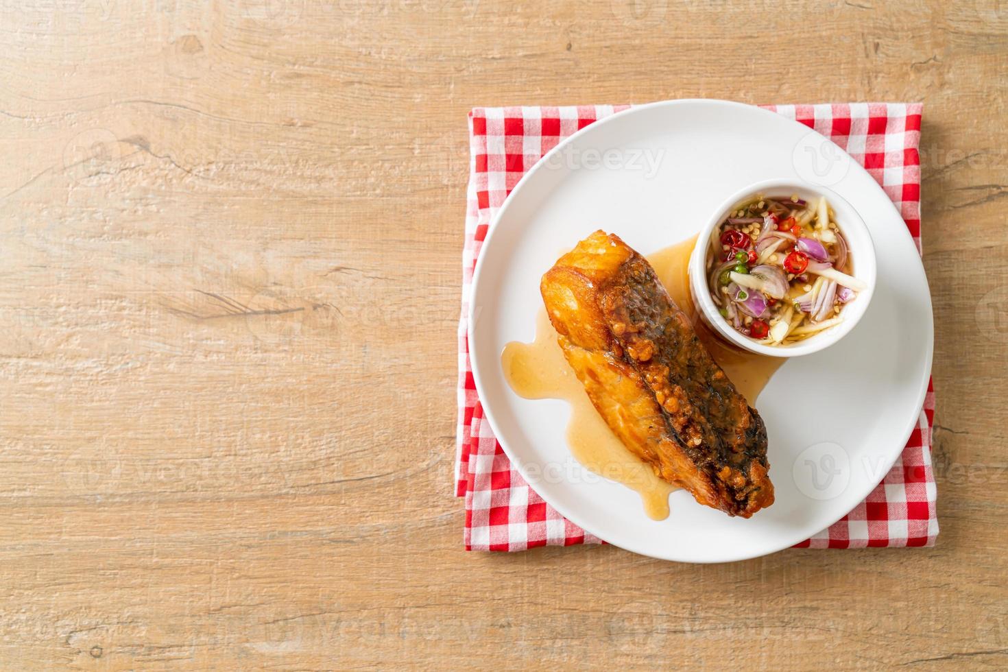 vivaneau frit avec sauce de poisson et salade épicée photo