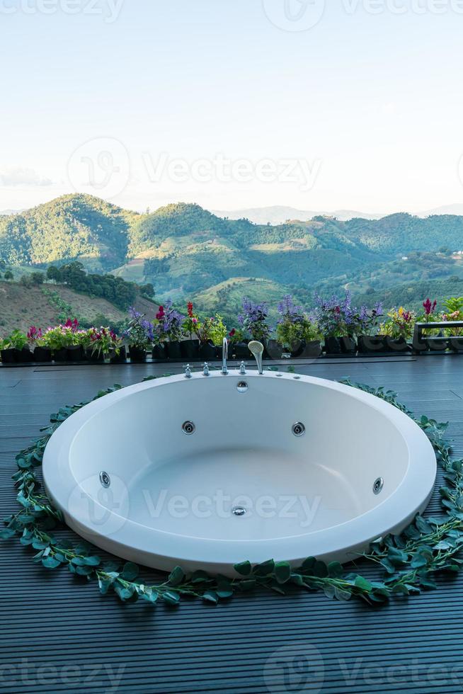 baignoire sur balcon avec fond de colline de montagne photo