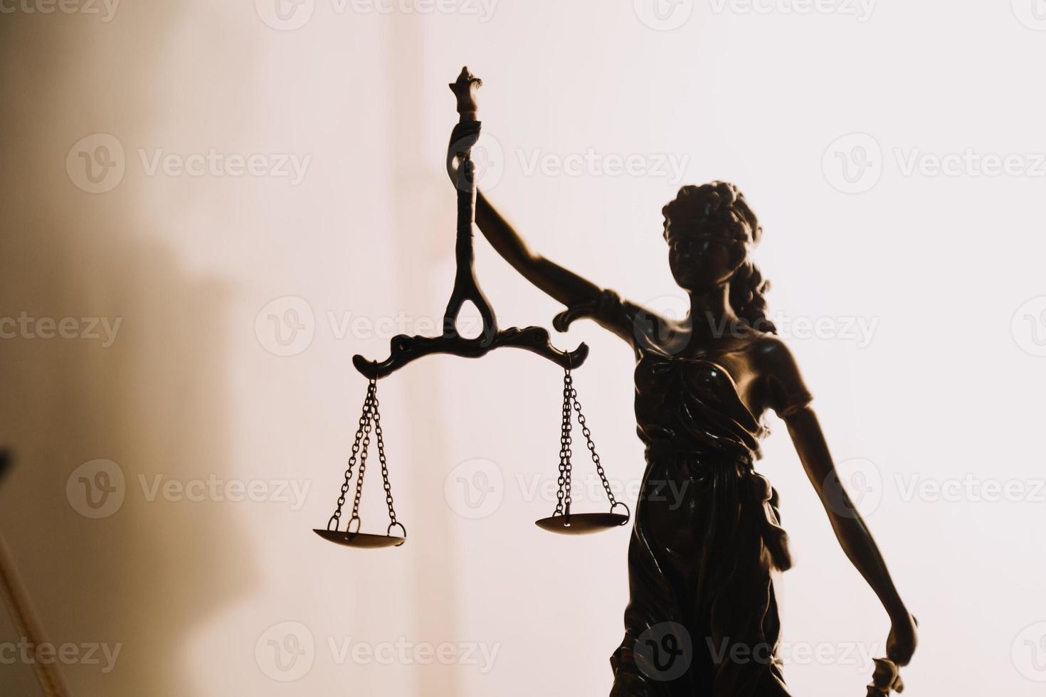 concept de justice et de droit. juge masculin dans une salle d'audience avec le marteau, travaillant avec, clavier d'ordinateur et d'accueil, lunettes, sur table à la lumière du matin photo