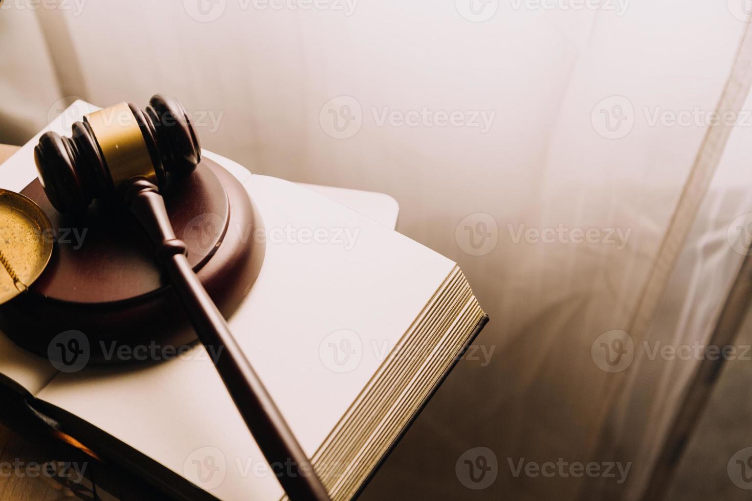 concept de justice et de droit. juge masculin dans une salle d'audience avec le marteau, travaillant avec, clavier d'ordinateur et d'accueil, lunettes, sur table à la lumière du matin photo