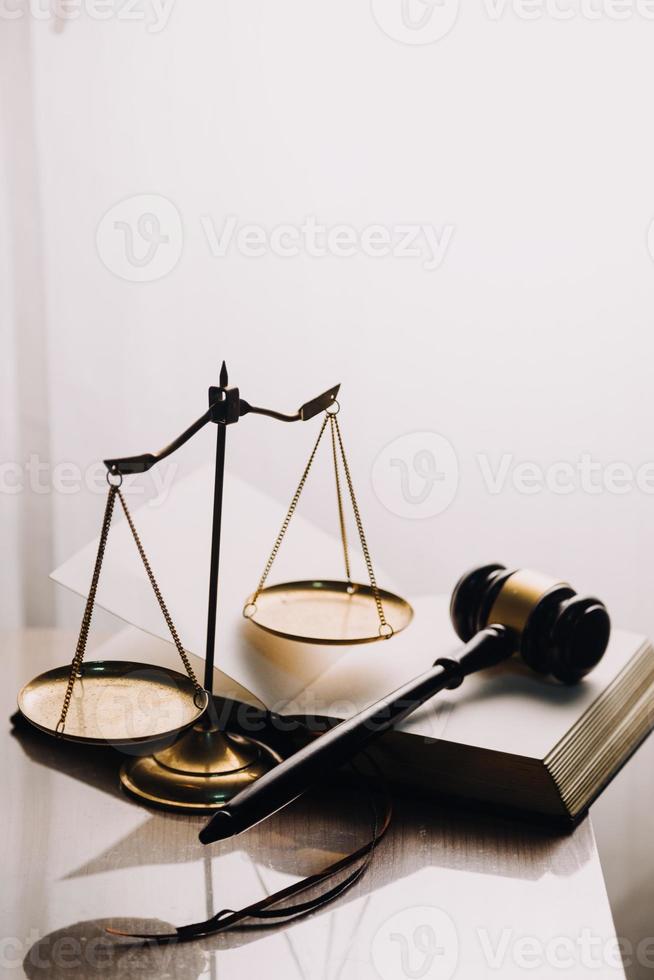 concept de justice et de droit. juge masculin dans une salle d'audience avec le marteau, travaillant avec, clavier d'ordinateur et d'accueil, lunettes, sur table à la lumière du matin photo