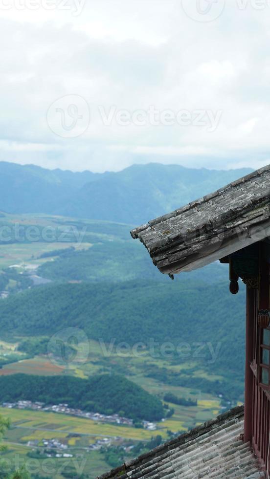 la vue sur le vieux temple avec les anciens bâtiments chinois situés au sommet des montagnes photo