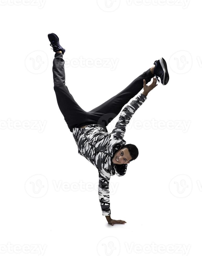 cool jeune break dancer effectuant en studio sur fond blanc. photo