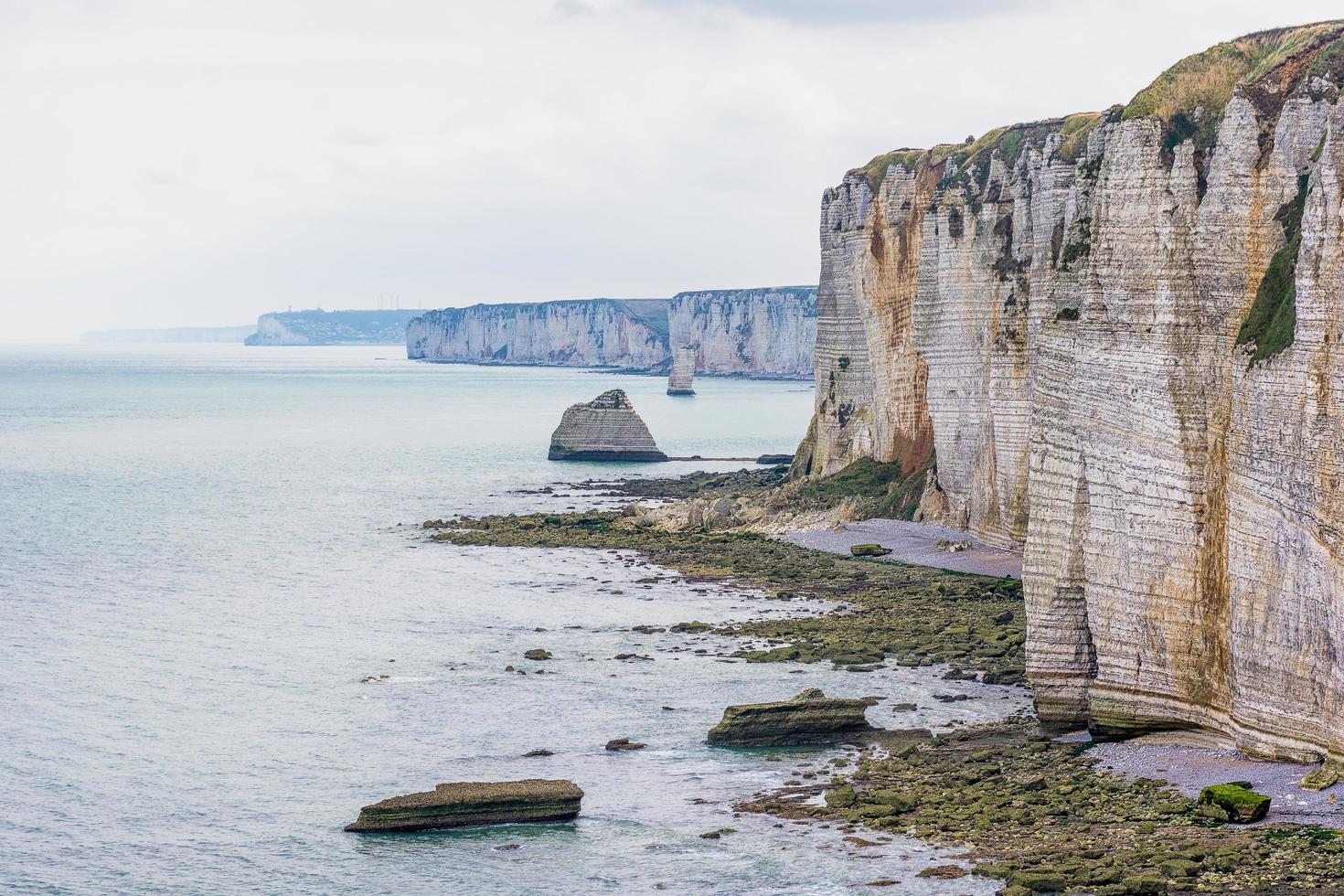 vue panoramique sur la côte des falaises blanches à etretat en normandie, france photo