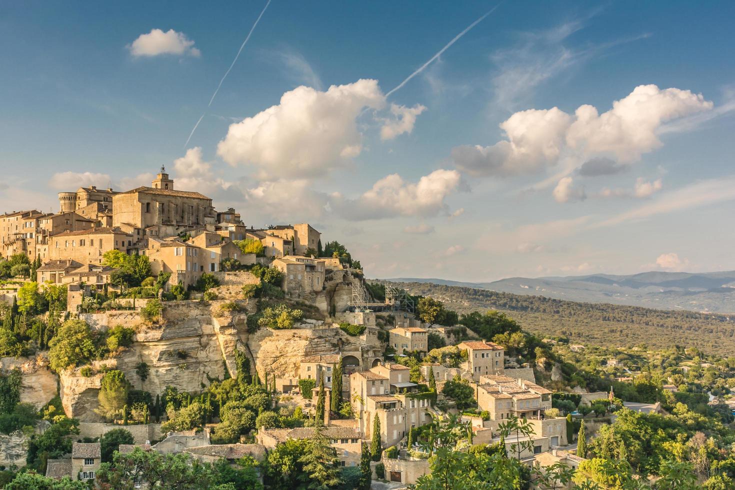 vue panoramique sur le village de gordes en provence, sud de la france contre ciel dramatique photo