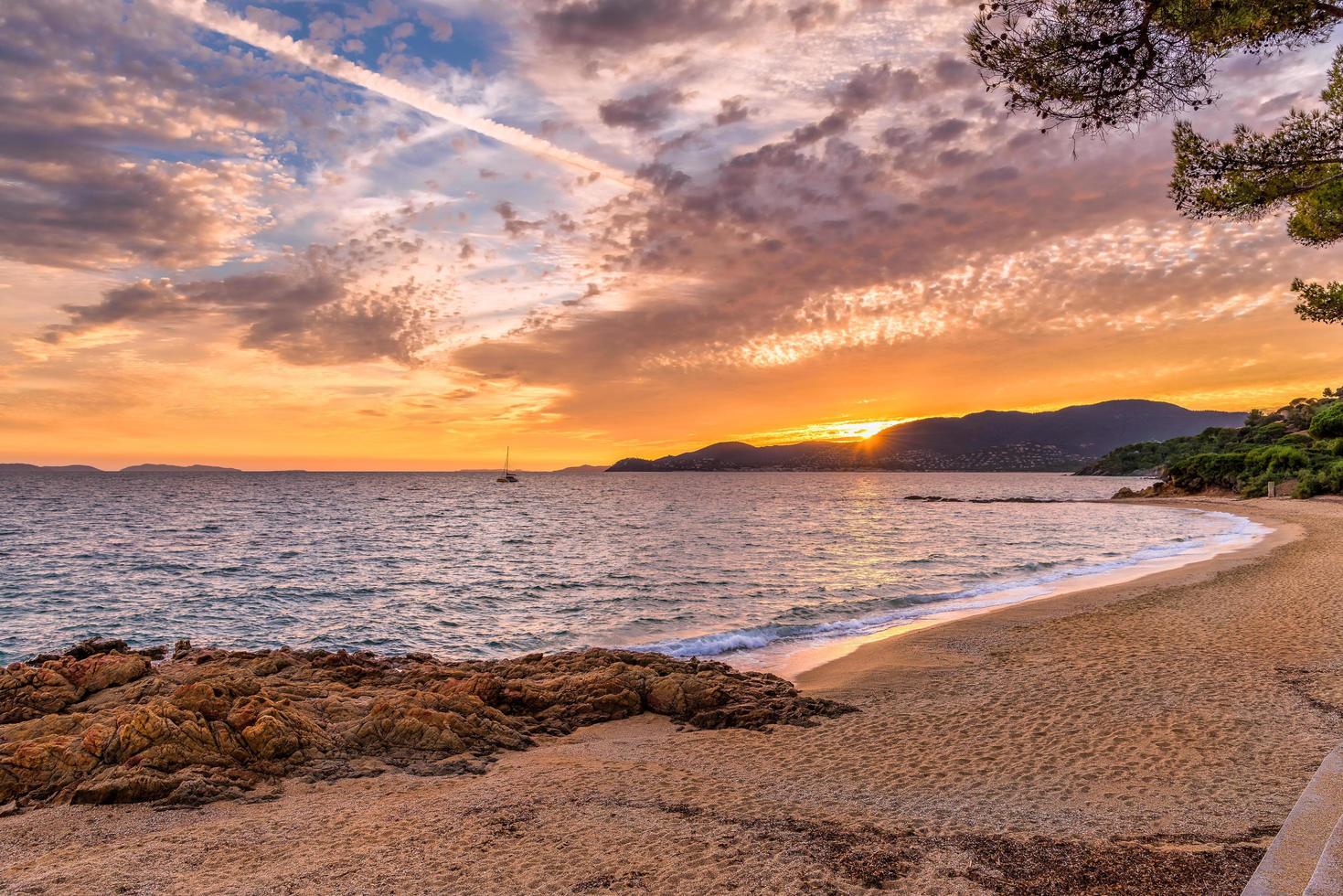 vue panoramique sur la plage de gigaro dans la baie de saint tropez contre un ciel dramatique au coucher du soleil photo