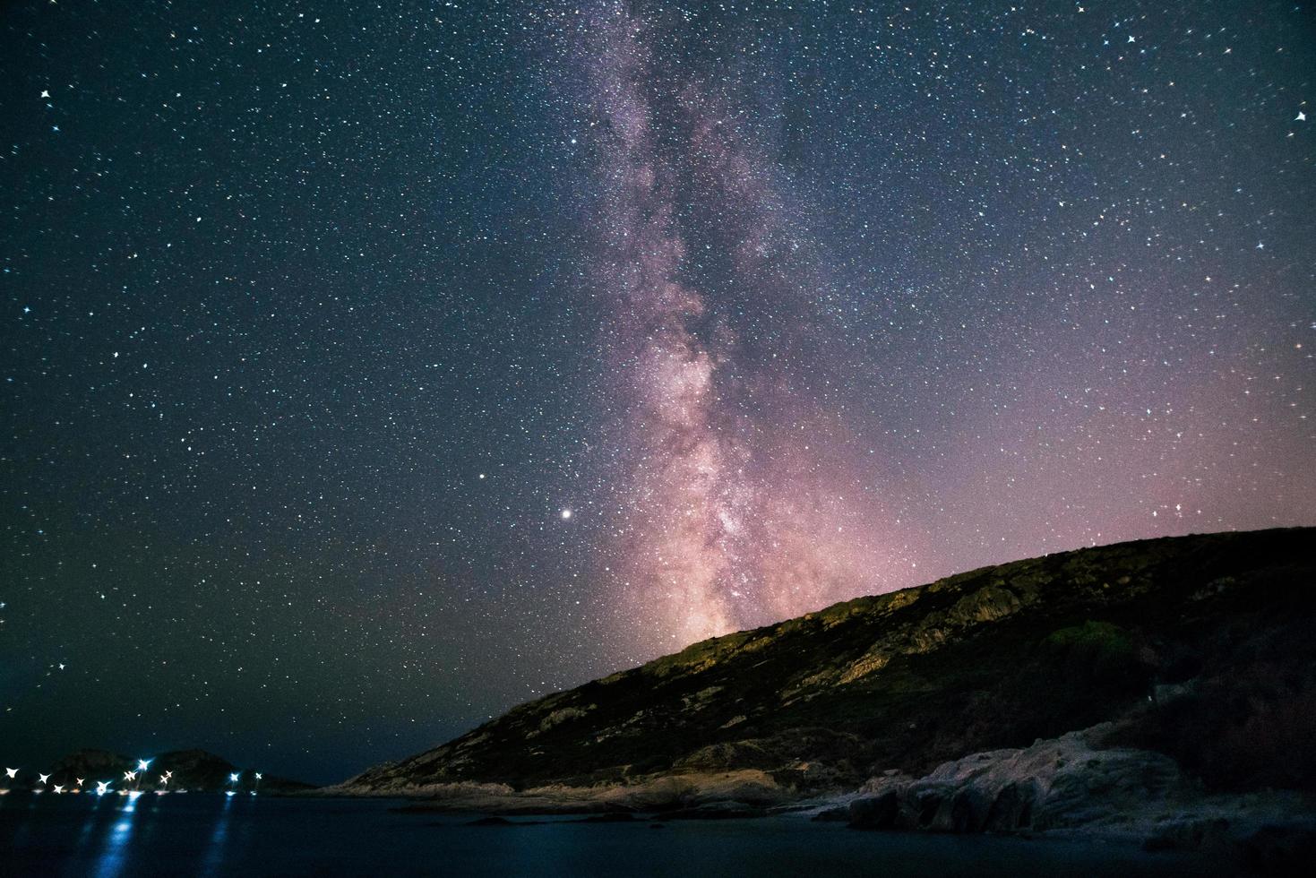 vue panoramique sur la voie lactée au cap taillat dans la baie de saint tropez photo