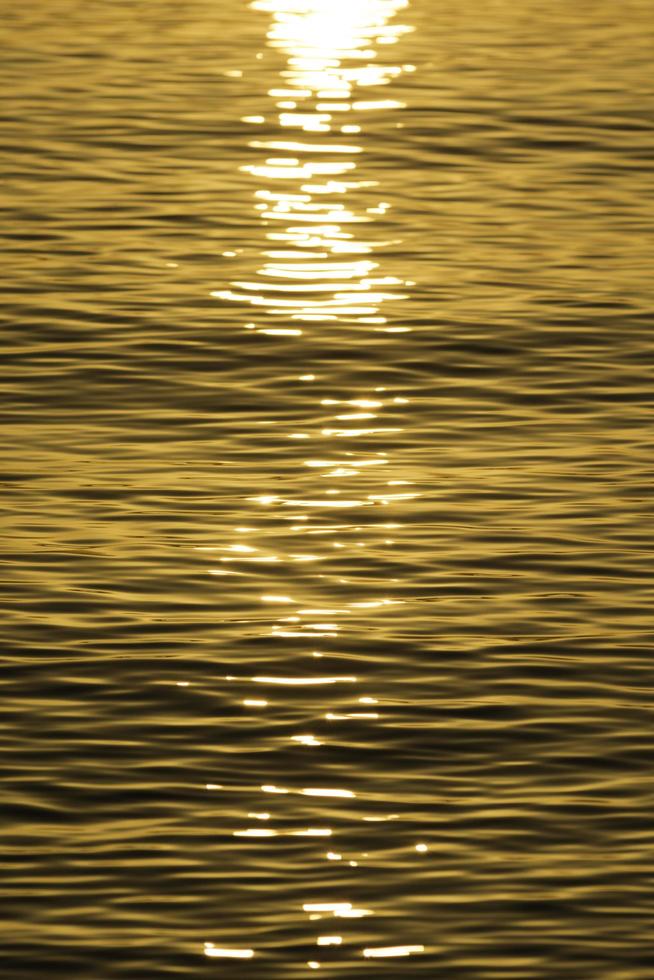 vue panoramique sur les vagues dans la lumière jaune du coucher du soleil photo