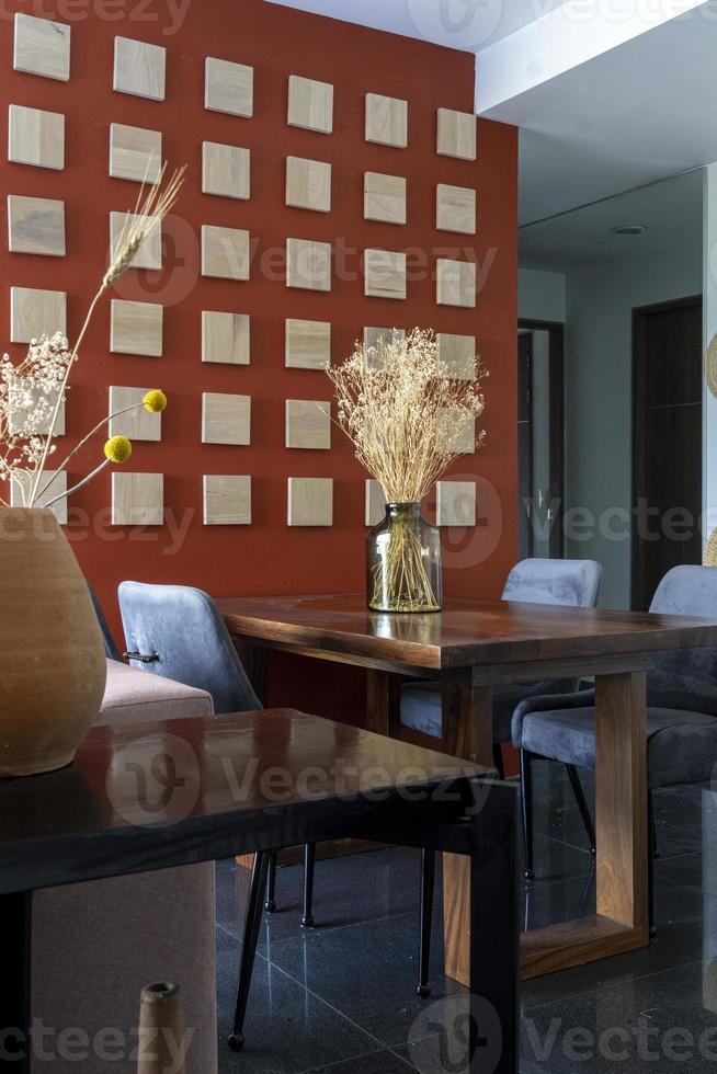 design d'intérieur de l'intérieur élégant de la salle à manger avec table familiale en bois, chaises modernes photo