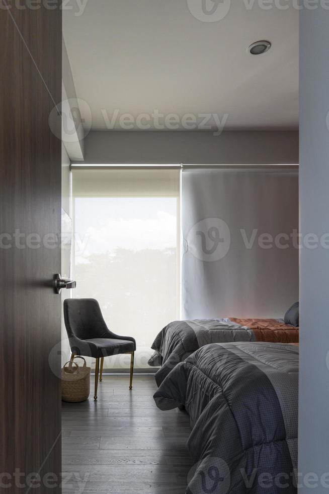 chambre d'hôtel airbnb avec lit king size fraîchement préparé avec tête de lit, draps parfaitement propres et repassés photo