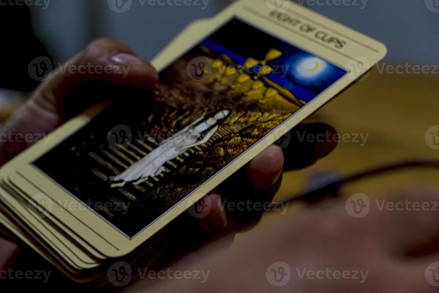 jeune homme lisant des cartes de tarot lors d'une réunion avec ses amis, mexique amérique latine, 4k photo