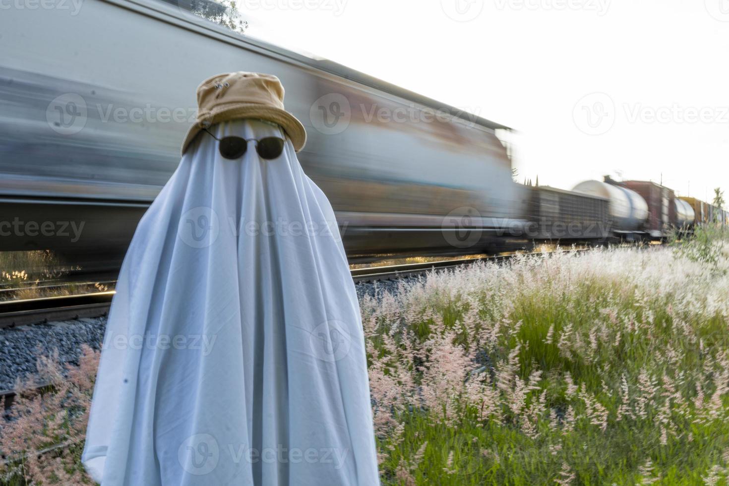 fantôme sur les voies ferrées avec train passant derrière, au coucher du soleil, mexique amérique latine photo