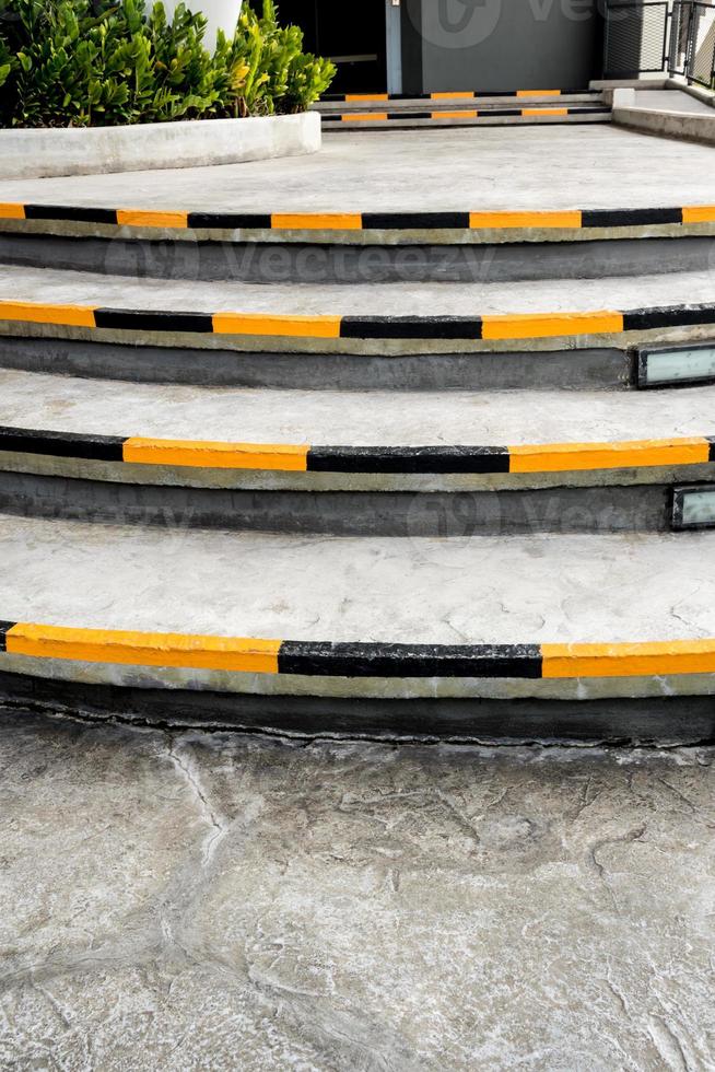 rayures jaunes et noires, symboles de sécurité au bord des escaliers photo