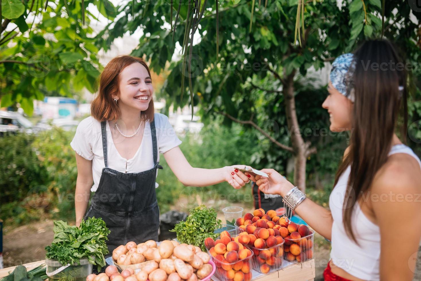 la vendeuse propose un marché de producteurs de légumes frais et biologiques. photo