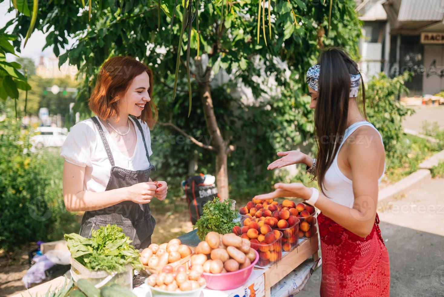 la vendeuse propose un marché de producteurs de légumes frais et biologiques. photo