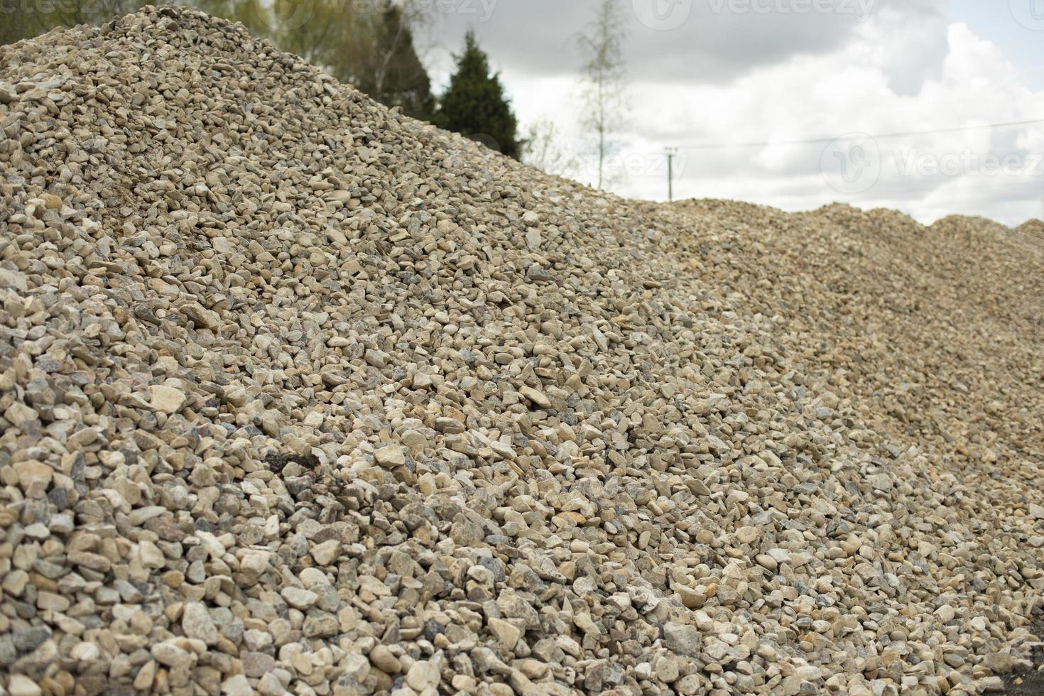 montagne de matériaux de construction. grand monticule. photo