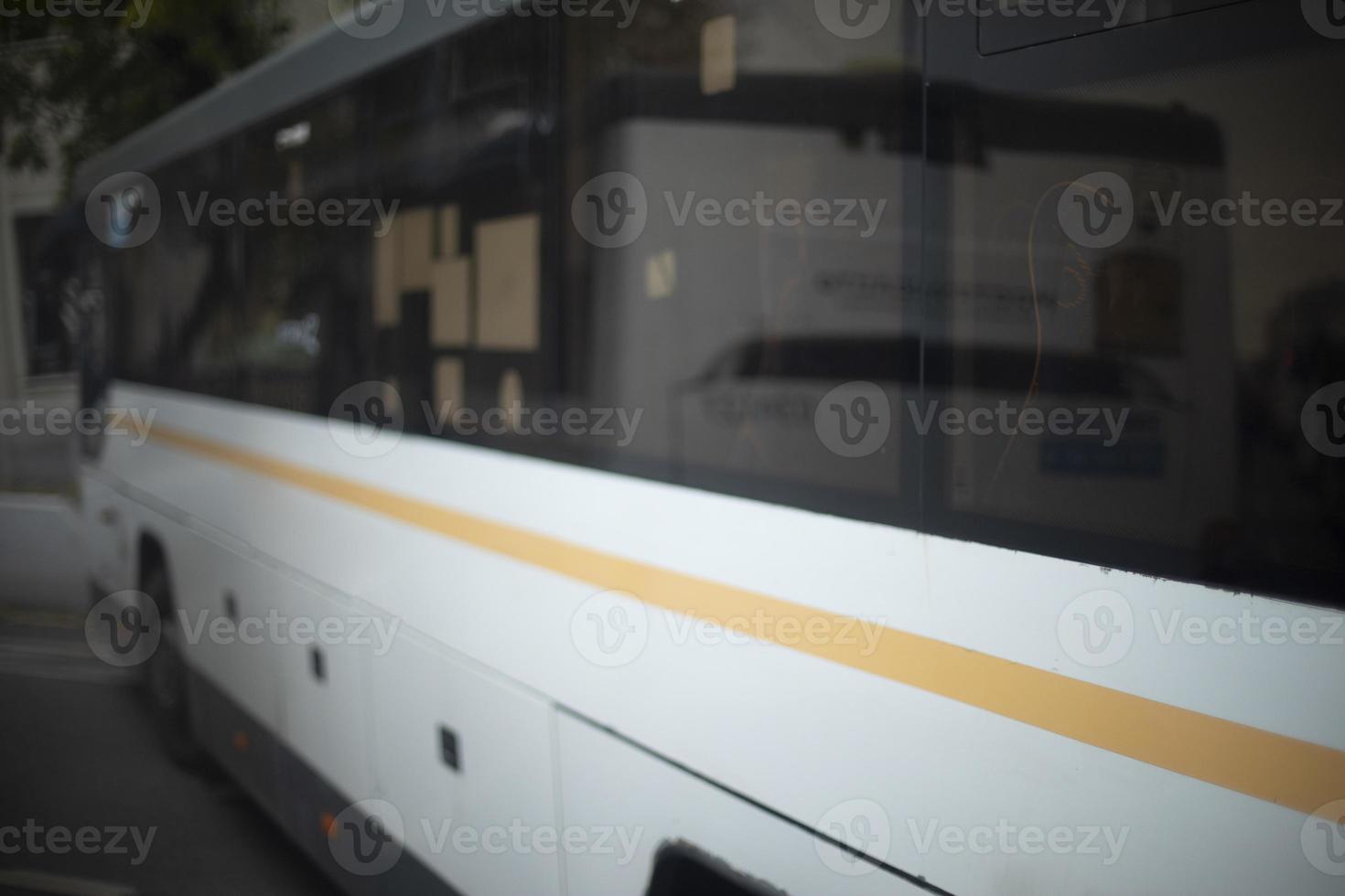 bus dans le parking. transport en commun en ville. autobus blanc. photo