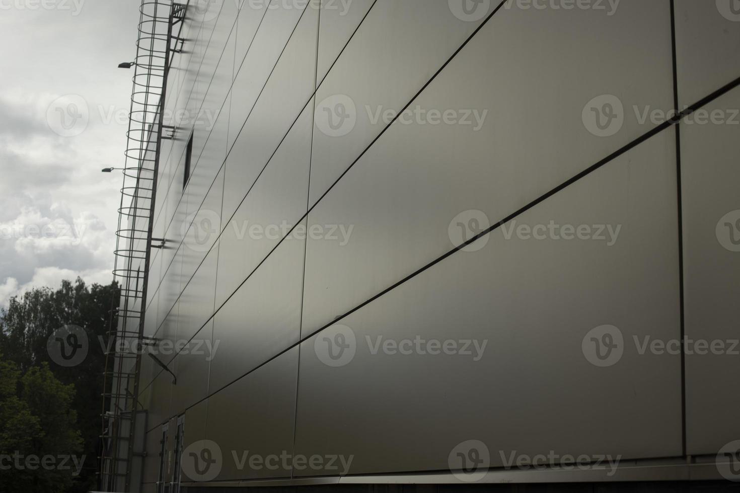 bâtiment du centre commercial sans fenêtres. détails du mur. escaliers au toit. photo