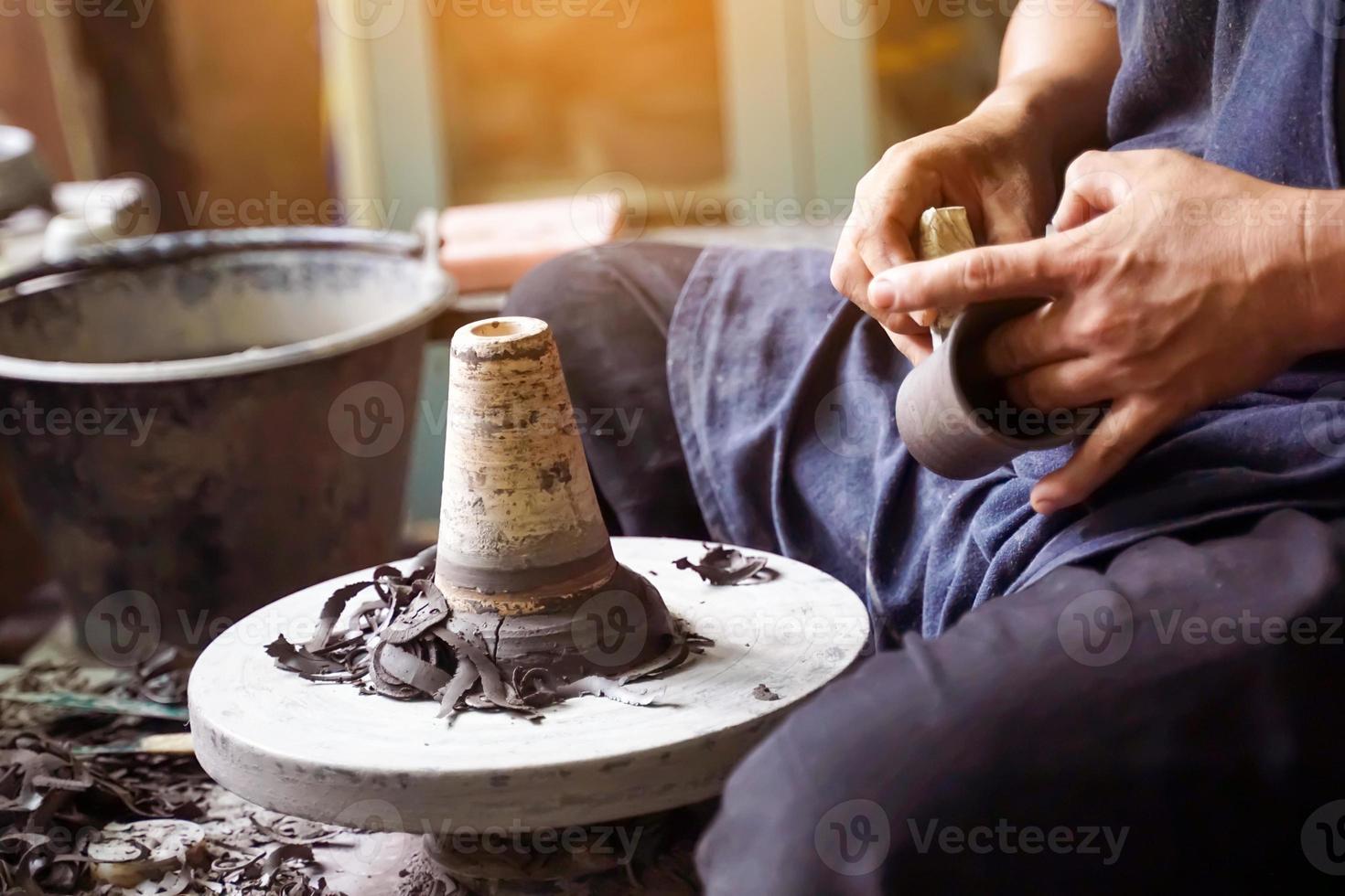 la poterie en terre cuite fait appel au savoir-faire, au savoir-faire, à la créativité. et l'art de mouler et former un plat. mise au point douce et sélective. photo