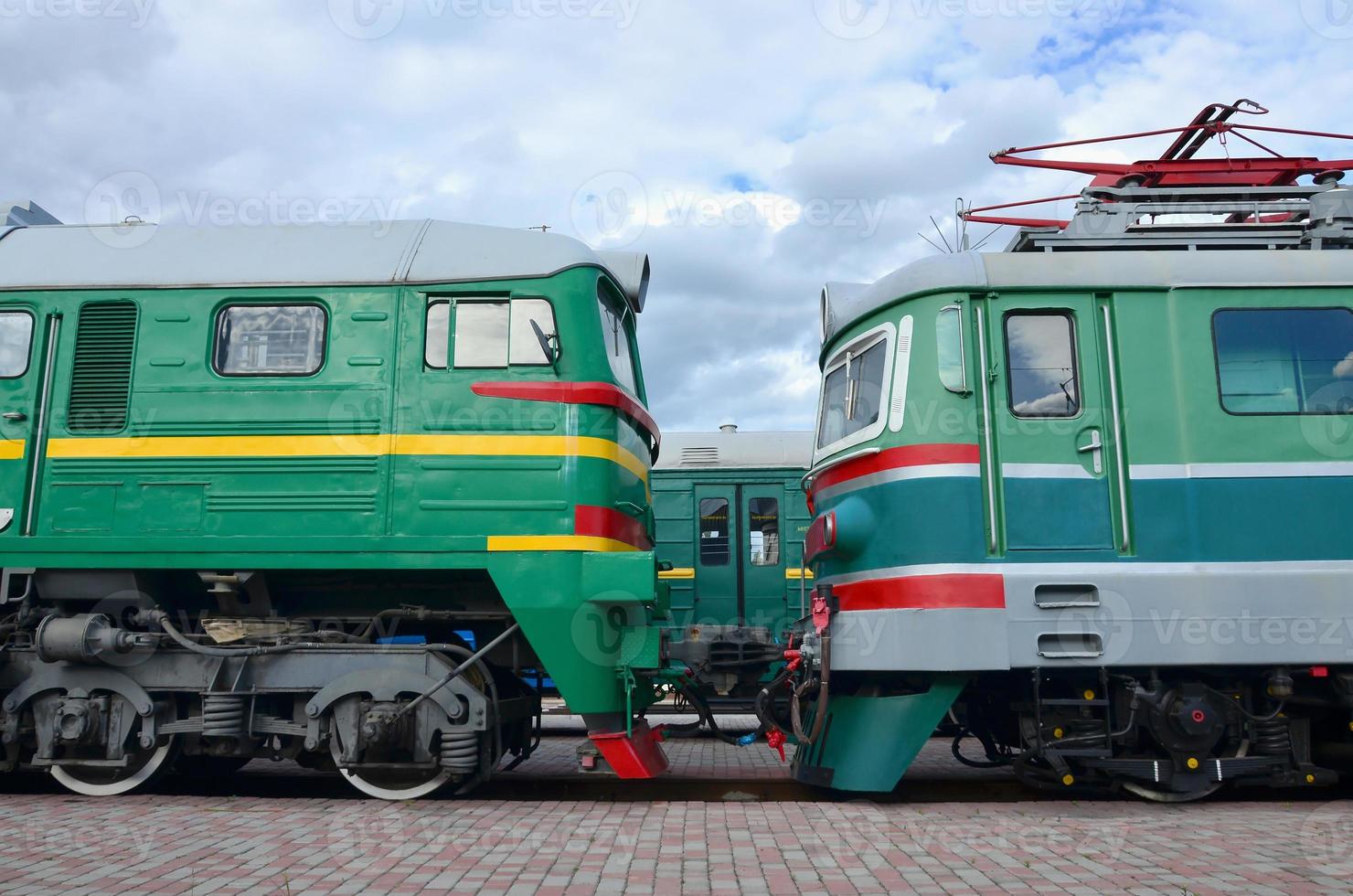 cabines de trains électriques russes modernes. vue latérale des têtes de trains ferroviaires avec beaucoup de roues et de fenêtres en forme de hublots photo