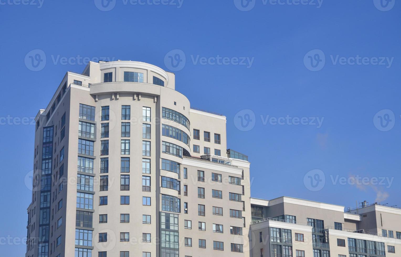 immeuble de bureaux à plusieurs étages avec un ciel bleu photo