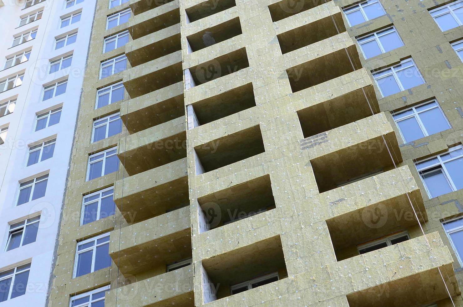 Façade de maison d'immeuble résidentiel multi-magasins en construction photo