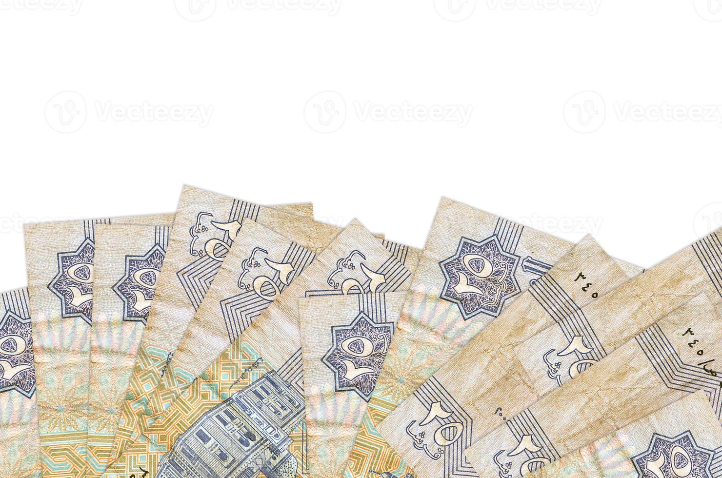25 billets de piastres égyptiens se trouvent sur le côté inférieur de l'écran isolé sur fond blanc avec espace de copie. modèle de bannière de fond photo