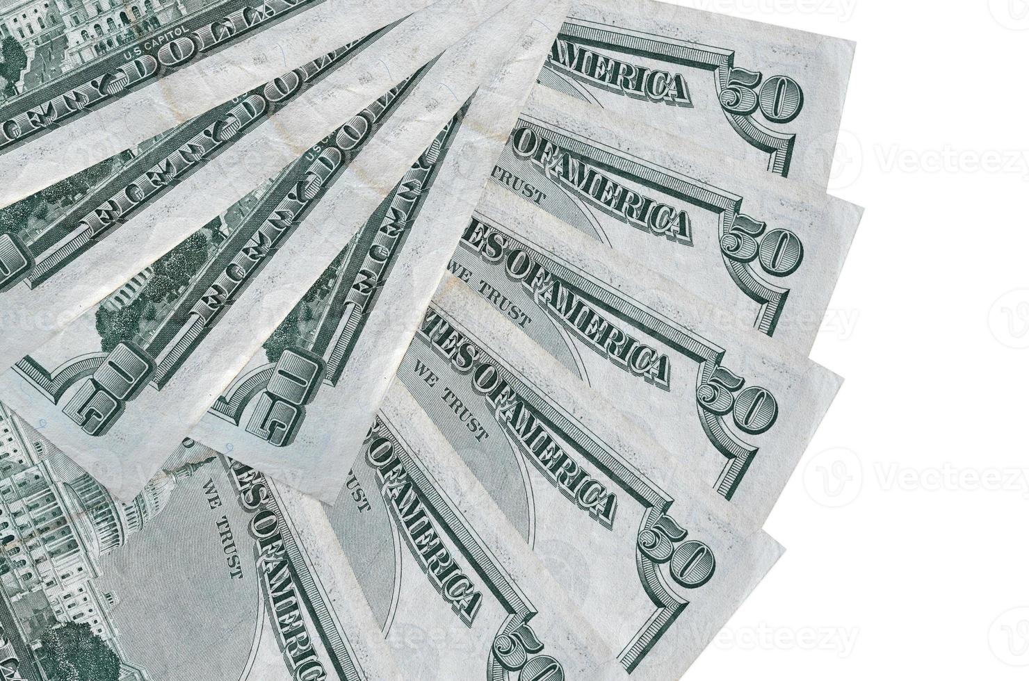 Des billets de 50 dollars américains se trouvent isolés sur fond blanc avec un espace de copie empilé en forme d'éventail de près photo