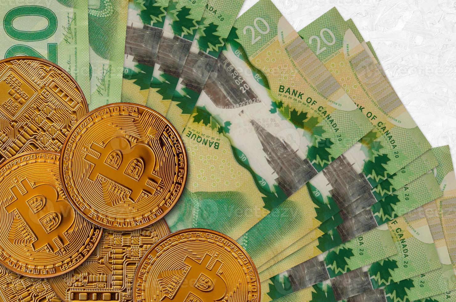 Billets de 20 dollars canadiens et bitcoins dorés. concept d'investissement en crypto-monnaie. minage ou commerce de crypto photo