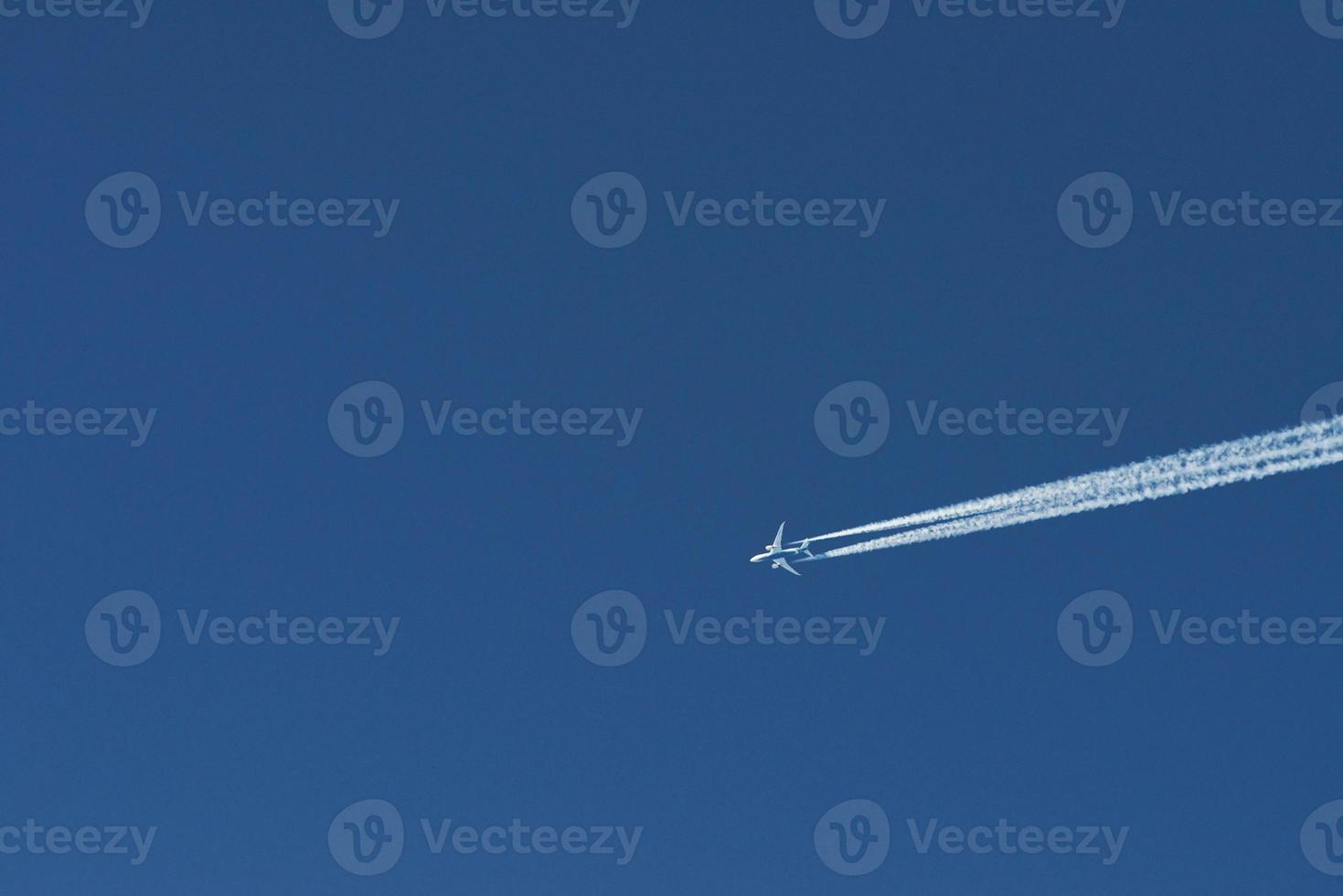 avion moderne volant haut dans le ciel bleu à la journée ensoleillée. vitesse et énergie photo