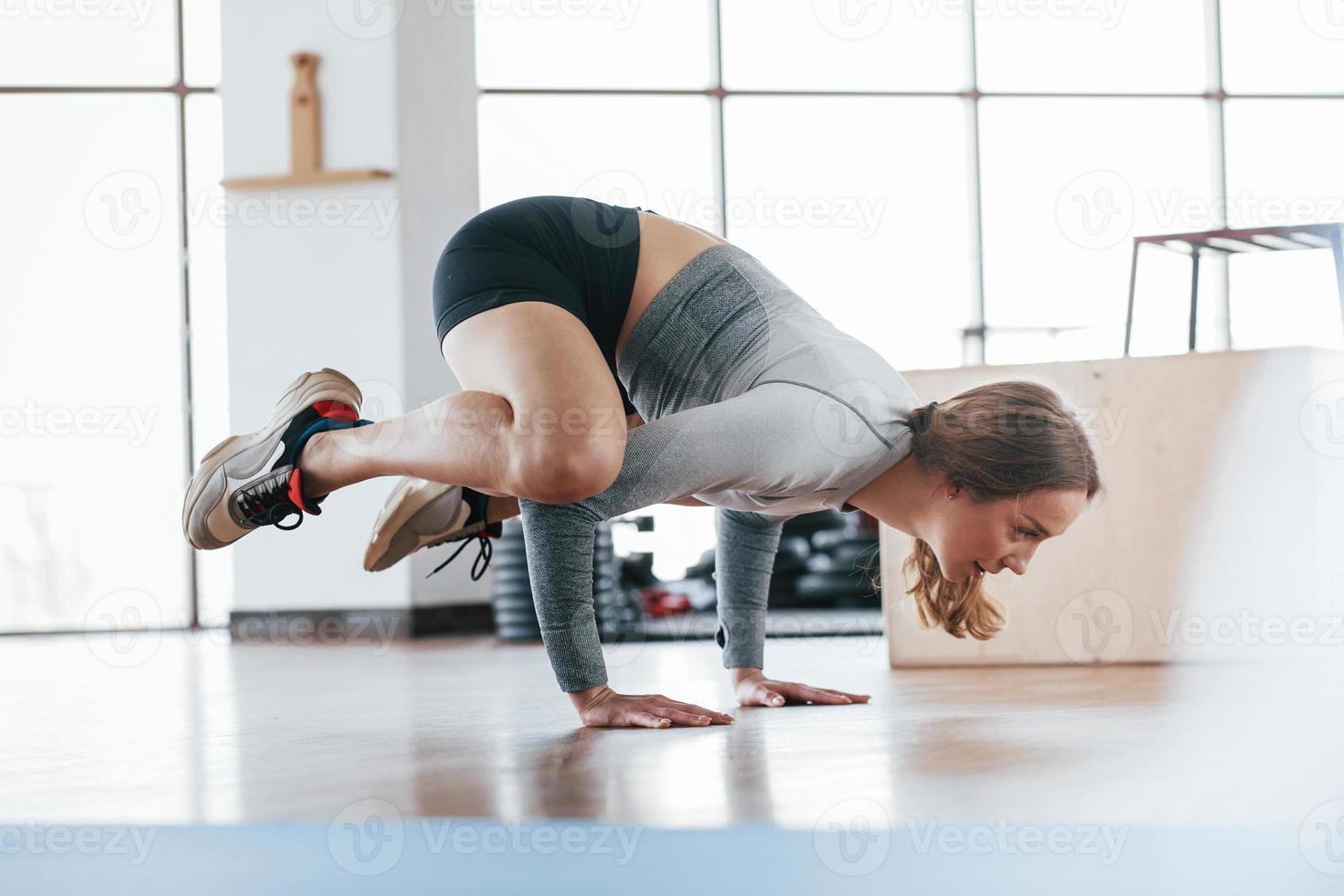 c'est ainsi que vous vous souciez de votre corps. une jeune femme sportive a une journée de remise en forme dans la salle de sport le matin photo