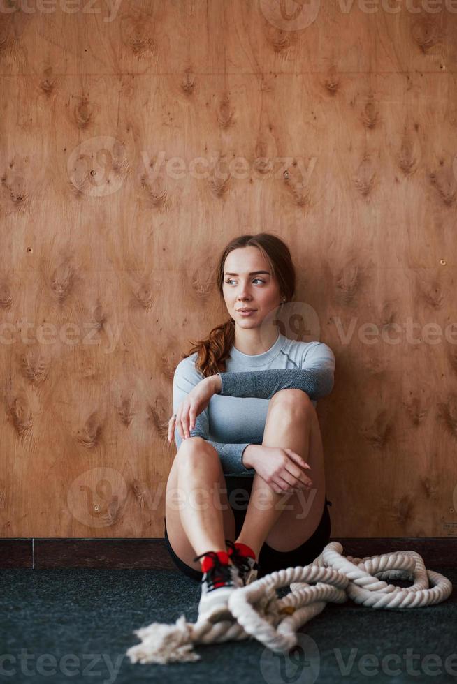 une jeune femme sportive a une journée de remise en forme dans la salle de sport le matin photo