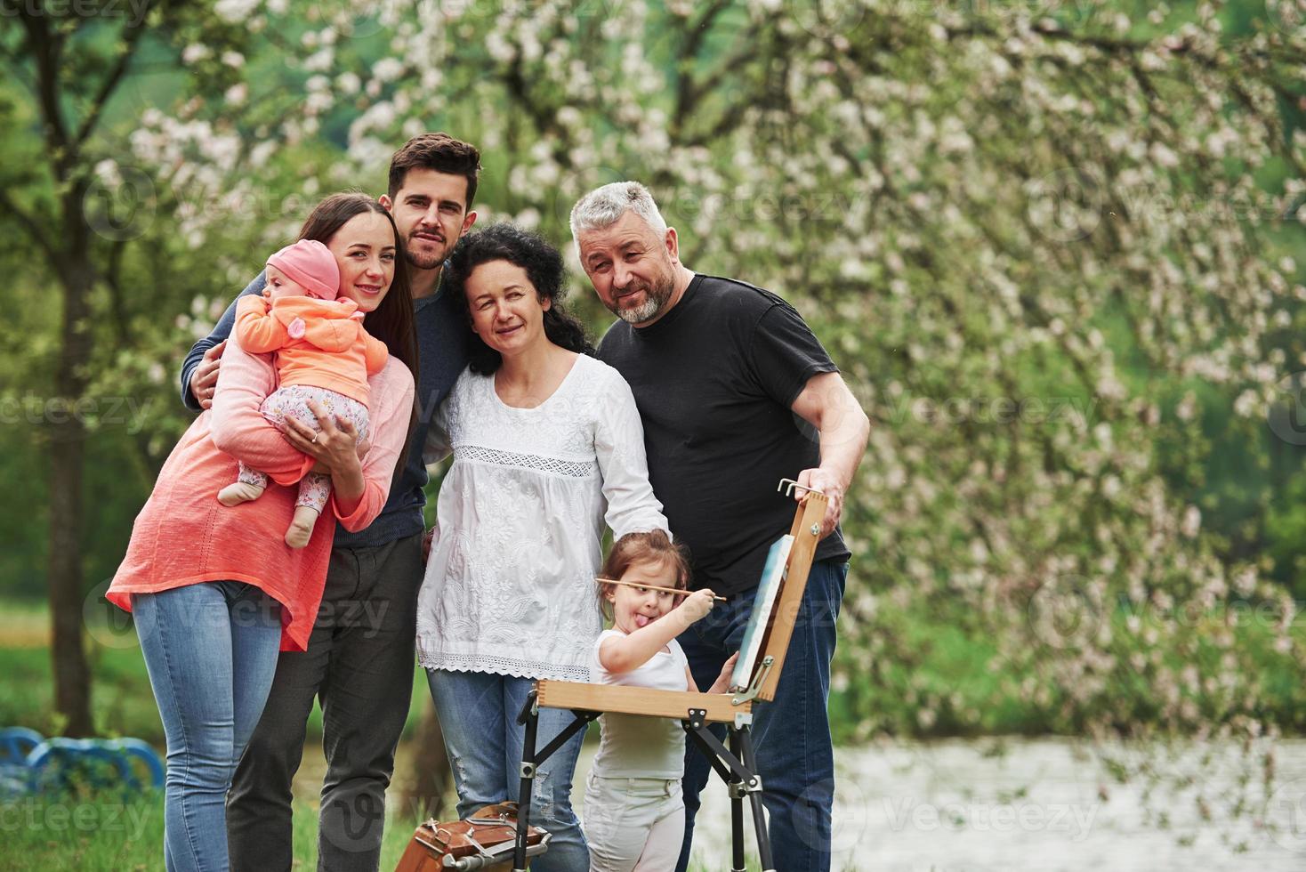 passer le week-end ensemble. la famille passe du bon temps dans le parc. jeune peintre apprenant à dessiner photo