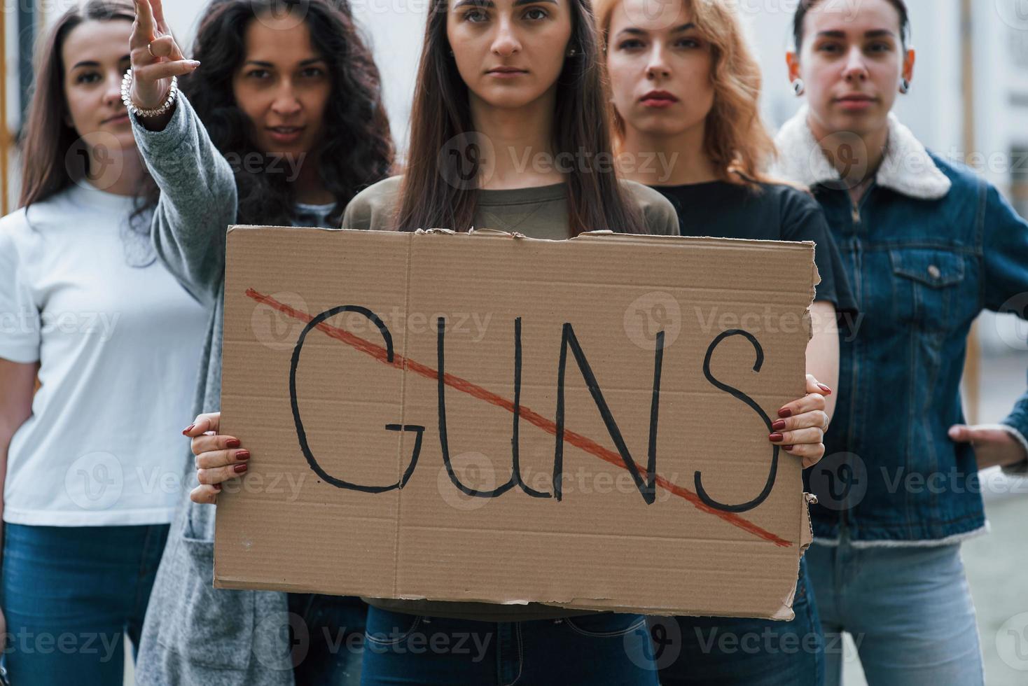 pour la paix. un groupe de femmes féministes manifestent pour leurs droits à l'extérieur photo