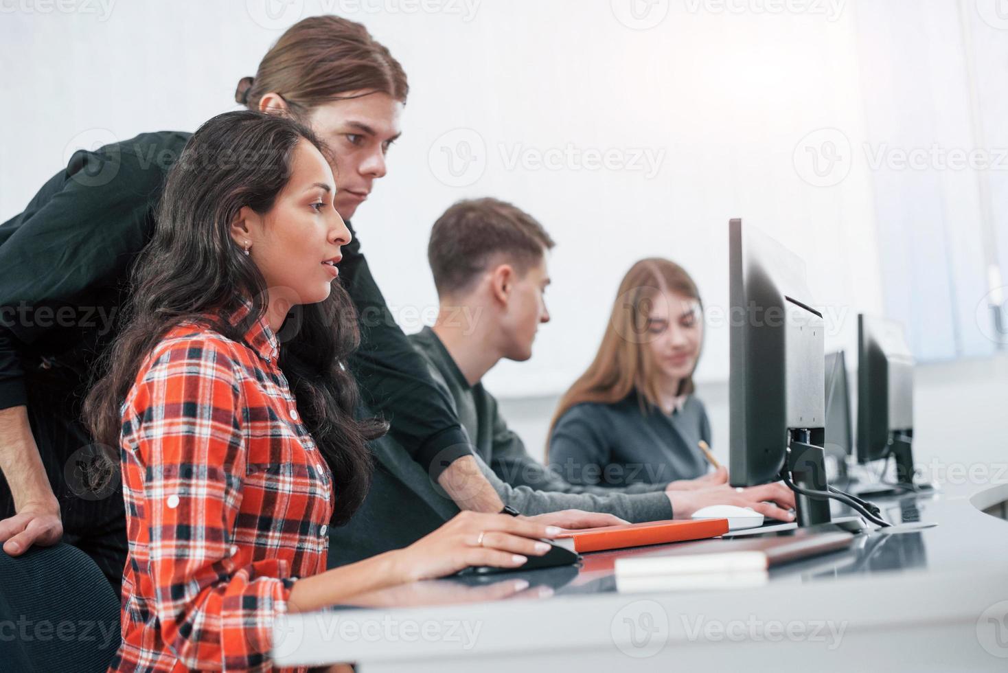 voici mes résultats. groupe de jeunes en vêtements décontractés travaillant dans le bureau moderne photo