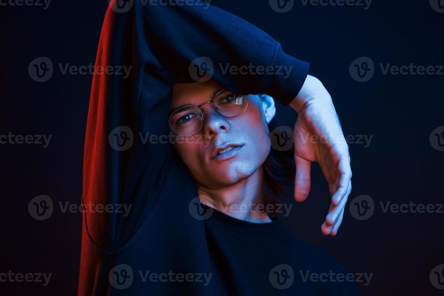 avoir des loisirs. studio tourné en studio sombre avec néon. portrait d'homme sérieux photo