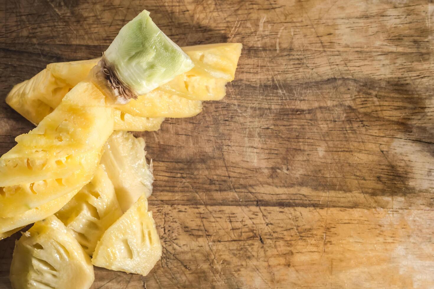 ananas sur un plancher en bois photo