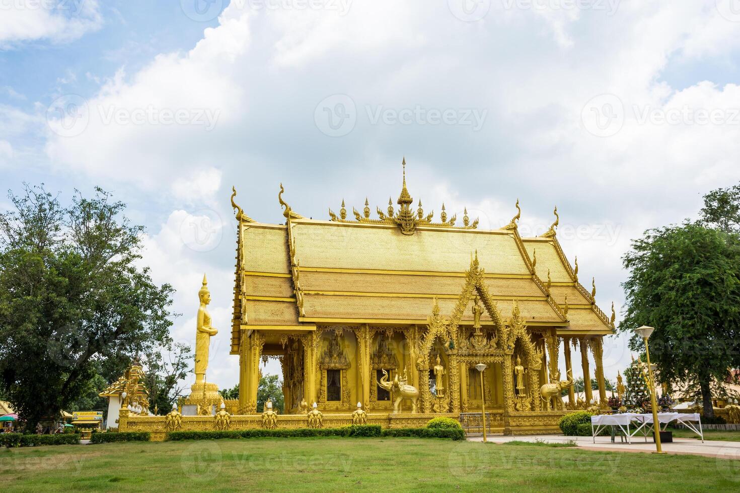 le temple d'or de wat paknam jolo, thaïlande photo